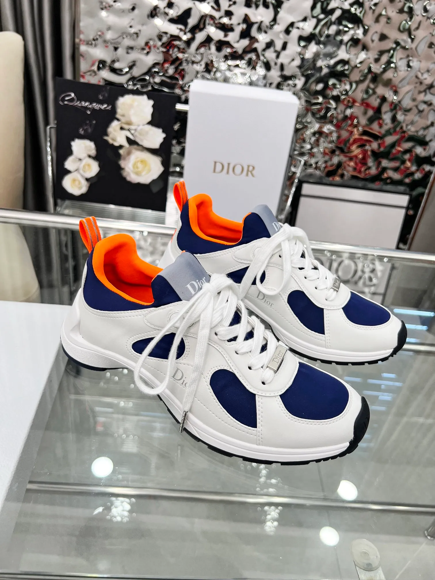 Men's shoes 💰540 Dior, the latest Star series on the show, this Dior Star dad sneaker is a new product for the fall of 2025, enriching the classic series with fashionable retro style. Carefully crafted, these Dad Shoes style shoes can be paired with casual looks all year round and follow the trend of the retro market. The Dior logo on the tongue also indicates that this pair of shoes is the B30 model! B30 uses fine-textured leather and mesh cloth materials to form a shoe body. There are conspicuous letters CD on both sides of the shoe body to indicate identity. The multiple lines on the shoe body outline the details, making the shoes look less monotonous and full of retro three-dimensionality! Code number: 40-46 Color: four colors
